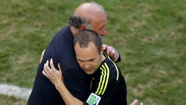 Abrazo entre Andrés Iniesta y Vicente del Bosque en el Mundial 2014 Brasil